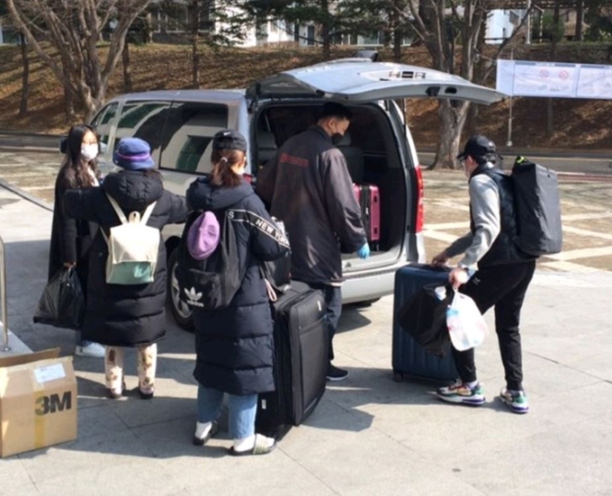 동국대 경주캠퍼스 중국인 유학생들이 2주간 특별관리를 마치고 8일 퇴소하고 있다. 동국대 제공