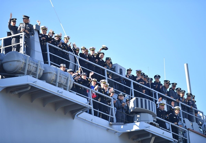 지난해 합동 순항 훈련에 나서기 위해 출항 중인 육ㆍ해ㆍ공군 및 간호사관학교 사관생도들. 연합뉴스