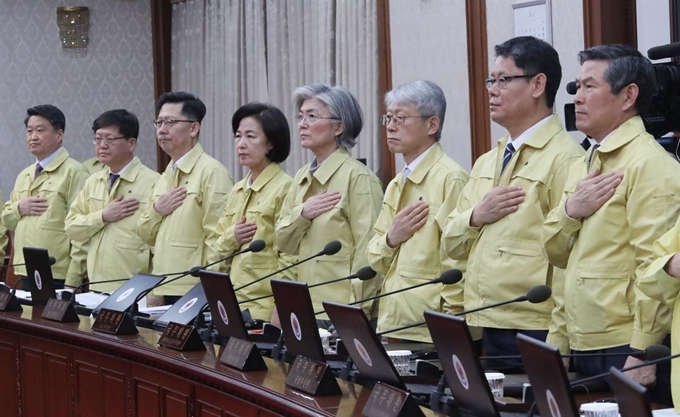 10일 오전 정부서울청사에서 열린 국무회의에서 참석자들이 국기에 경례하고 있다. 연합뉴스