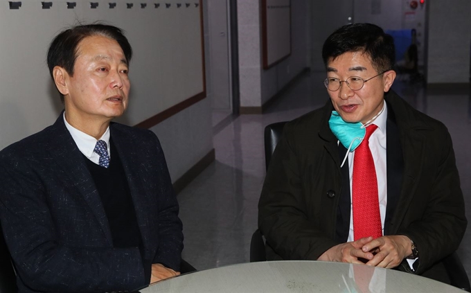 한선교 미래한국당 대표(왼쪽)와 공병호 공천관리위원장이 10일 국회 의원회관에서 후보자 신청 마감 후 열린 첫 공천관리위원회를 앞두고 대화하고 있다. 연합뉴스