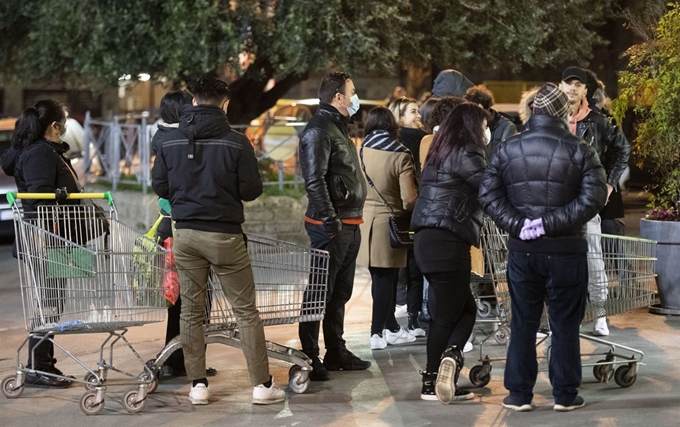 '전국 이동제한' 이 시작된 10일 이른 아침부터 식료품을 구입하기 위해 로마의 슈퍼마켓을 찾은 시민들이 줄을 서 있다.로마=EPA 연합뉴스