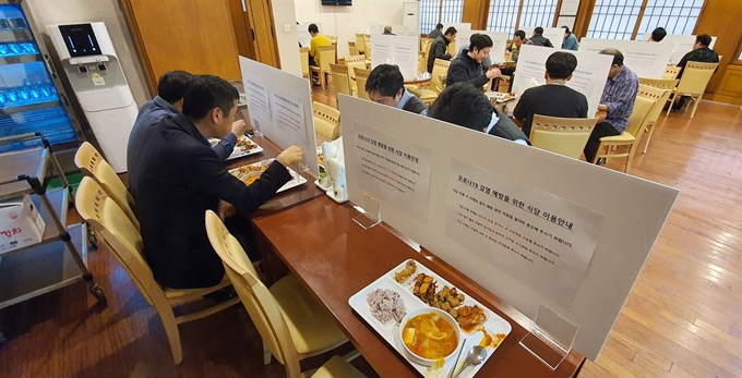 코로나19가 확산되고 있는 가운데 10일 오전 청와대 춘추관 구내식당에 예방책으로 가림막이 설치되어 있다. 왕태석 선임기자