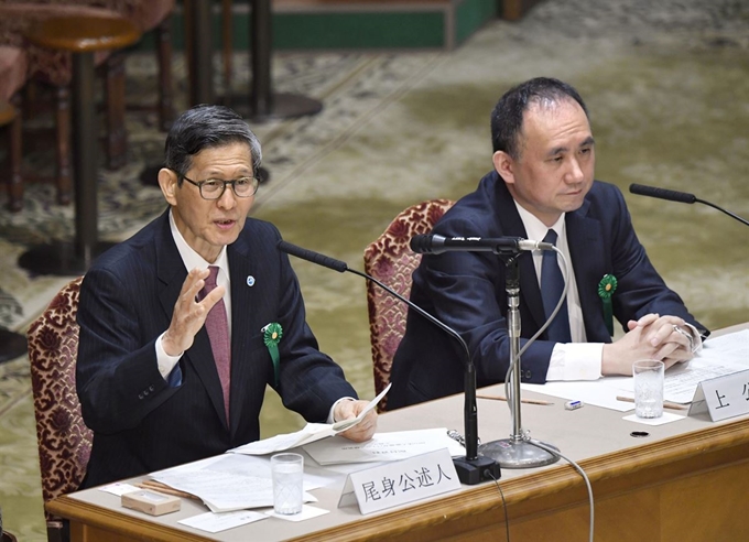 가미 마사히로 '의료 거버넌스 연구소' 이사장(오른쪽)과 오미 시게루(왼쪽) 일본 지역의료기능추진기구 이사장이 10일 오전 도쿄에서 열린 참의원 예산위원회 중앙공청회에 참석해 의견을 밝히고 있다. 도쿄=연합뉴스