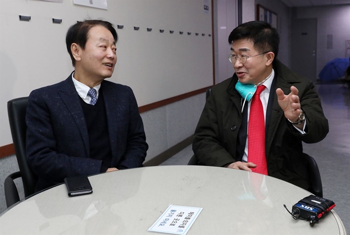 한선교(왼쪽) 미래한국당 대표가 10일 오전 서울 여의도 국회 의원회관에서 공천관리위원회 회의에 참석하는 공병호 공천관리위원장과 회의 시작 전 대화를 나누고 있다. 뉴스1