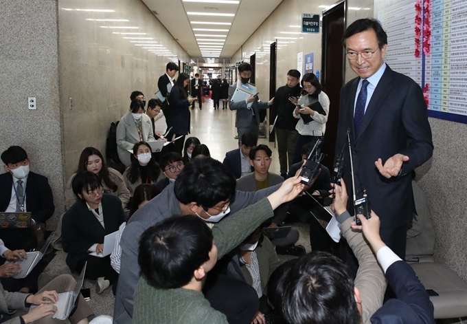 이근형 더불어민주당 전략기획위원장이 11일 오전 서울 여의도 국회에서 최고위원회의 관련 기자들의 질문에 답하고 있다. 연합뉴스