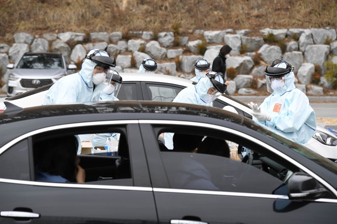 원주시가 7일 태장체육단지에서 코로나19 확진자가 발생한 행구동 아파트 주민을 대상으로 드라이브스루 방식의 이동 선별진료소를 운영하고 있다. 연합뉴스