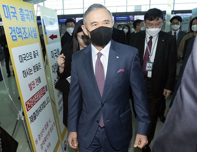 해리 해리스 주한미국대사가 11일 오전 인천국제공항 제2터미널에서 미국 노선 출국 검역 조사실을 참관하고 있다. 뉴시스