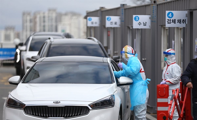 지난달 27일 대구시 남구 대명동 영남대학교 병원 선별진료소에서 신종 코로나바이러스 감염증(코로나19) 검사를 받으러 온 시민들이 차에 탄 채 의료진으로부터 진료를 받고 있다. 연합뉴스