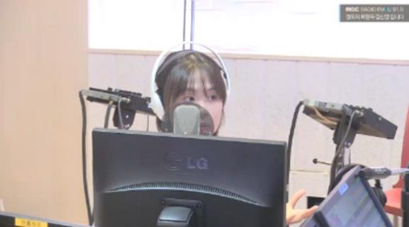 최유리가 MBC FM4U ‘정오의 희망곡 김신영입니다’에서 윤상에게 영상편지를 보냈다. 방송 캡처