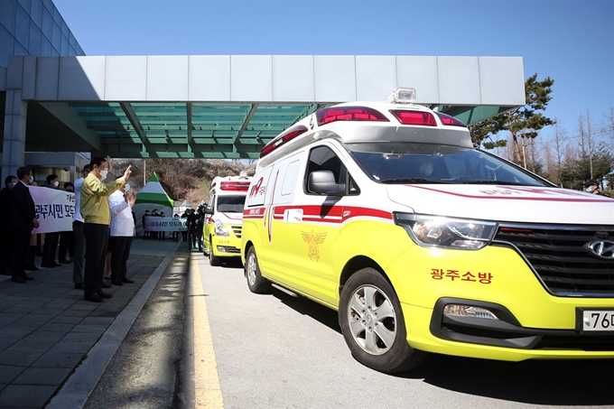 11일 광주 남구 빛고을 전남대병원에서 '달빛동맹 병상나눔'으로 광주에서 치료를 받던 가족 4명이 완치돼 대구 자택으로 퇴원하고 있다. 연합뉴스