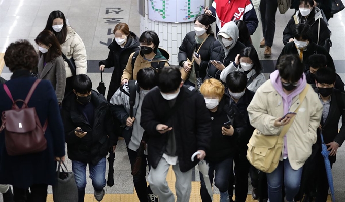 서울 구로구 콜센터에서 신종코로나바이러스 감염증(코로나19) 확진자가 다수 발생한 10일 오후 마스크를 쓴 시민들이 서울지하철 신도림역을 이용하고 있다. 연합뉴스