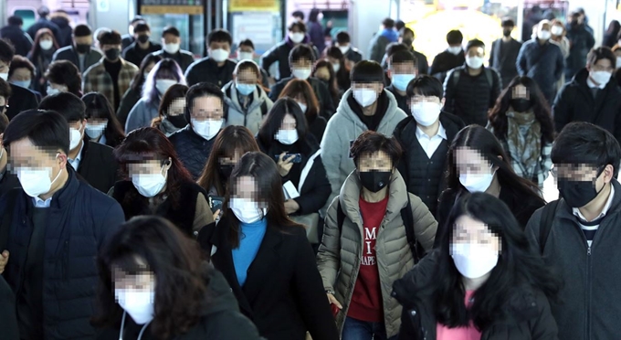 구로 콜센터 코로나19 확진자가 90명을 넘은 11일 오전 시민들이 마스크를 쓴 채 서울 구로구 신도림역을 통해 출근하고 있다. 연합뉴스