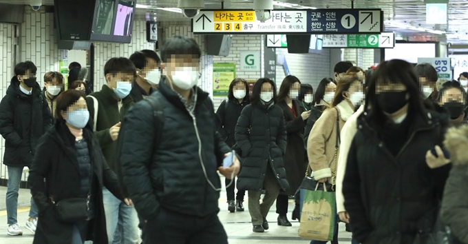 구로 콜센터 코로나19 확진자가 90명을 넘은 11일 오전 시민들이 마스크를 쓴 채 서울 구로구 신도림역을 통해 출근하고 있다. 연합뉴스