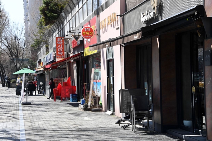 11일 오후 신종 코로나 확진자가 무더기로 발생한 서울 구로구 신도림동 코리아빌딩 인근 거리가 한산하다. 고영권 기자