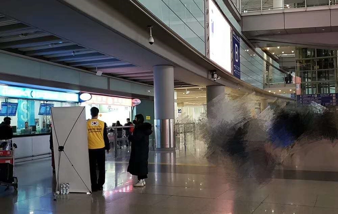 중국 베이징 서우두공항 제3터미널에서 9일 노란조끼를 입은 주중 한국대사관 관계자가 입국 교민들을 안내하고 있다. 독자 제공