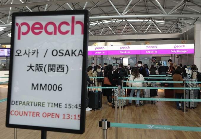 8일 오후 인천국제공항 1터미널에서 일본으로 가는 탑승객들이 탑승 수속을 하고 있다. 뉴스1