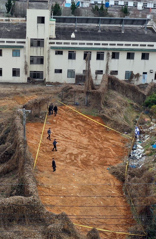 광주 북구 옛 광주교도소 부지에서 관계기관이 유골 확인 작업을 하고 있다. 한국일보 자료사진