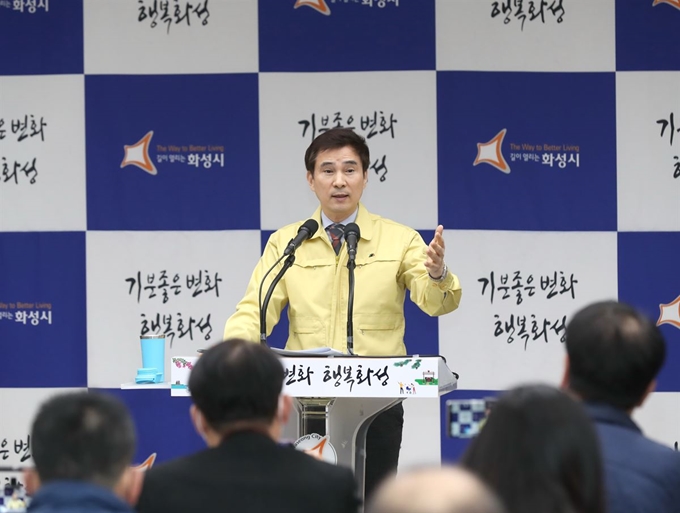 서철모 화성시장은 지난 11일 기자회견을 열어 '코로나19'로 인한 지역 경제 위기 극복을 휘해 긴급 추경 편성에 대해 설명하고 있다. 화성시 제공