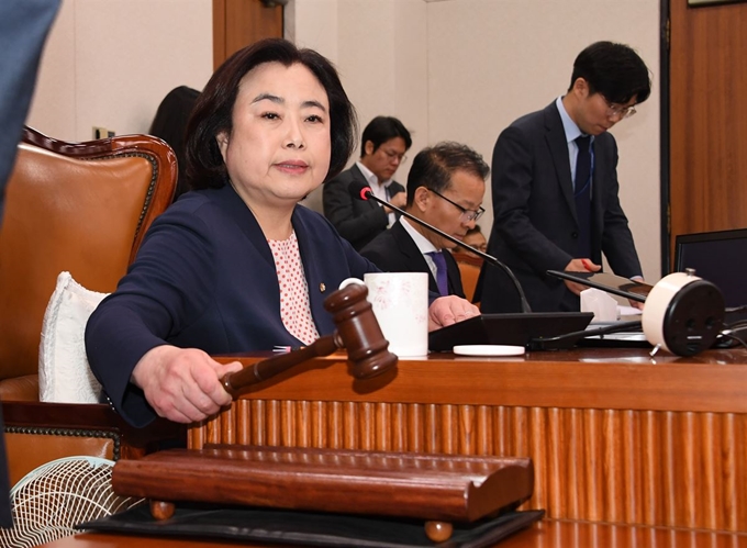 박순자 국회 국토교통위원회 위원장이 2019년 12월 6일 국회에서 열린 국토위 전체회의에서 여객자동차운수사업법 일부개정법률안 등 안건을 의결하고 있다. 오대근 기자