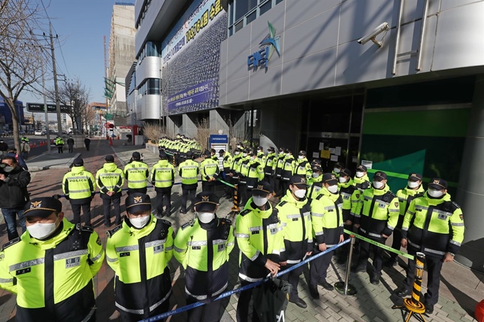 경찰이 12일 대구 남구에 위치한 신천지교회(대구교회) 행정조사를 실시하기 위해 현장을 통제하고 있다. 대구=연합뉴스