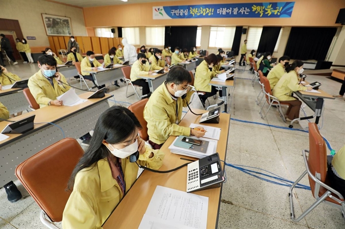 11일 오전 광주 북구청 상황실에서 구청 직원들이 신종 코로나바이러스 감염증(코로나19) 능동감시자 전화 모니터링 상담을 진행하고 있다. 뉴스1