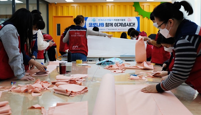 충남도서관에서 자원봉사자들이 면 마스크를 만들고 있다. 충남도 제공