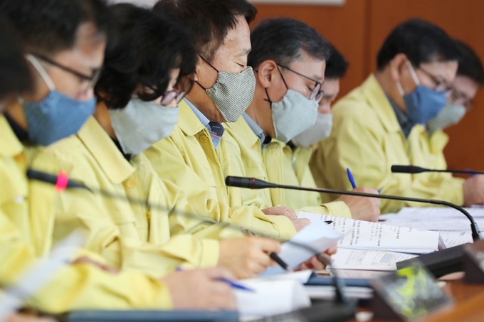 12일 오전 성동구 재난안전대책본부 대책회의에서 구청 간부들이 면 마스크를 착용하고 회의에 참석하고 있다. 성동구청 제공.