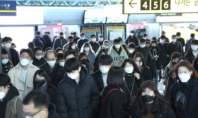 구로 콜센터 코로나19 확진자가 90명을 넘은 11일 오전 시민들이 마스크를 쓴 채 서울 구로구 신도림역을 통해 출근하고 있다. 연합뉴스