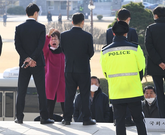 공천에 탈락한 미래통합당 원외당협위원장들이 12일 오전 국회에 출근하는 황대표를 향해 항의하려다 저지당하고 있다. 오대근기자