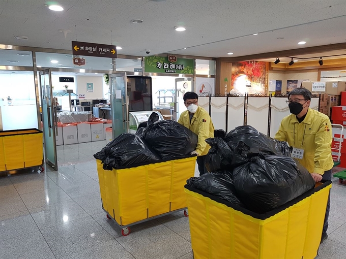 이신희(오른쪽) 대구시 조직관리팀장이 직원들과 생활치료센터로 지정된 교육부 중앙교육연수원에서 일하고 있다. 대구시 제공