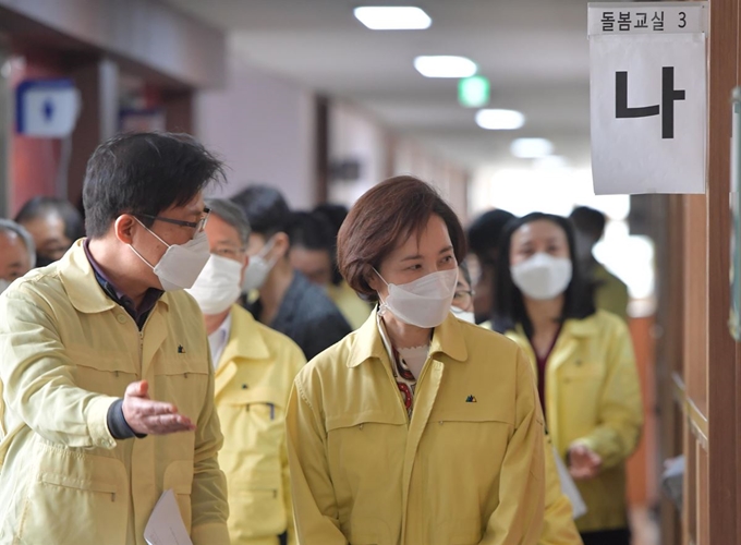 유은혜 부총리 겸 교육부 장관이 전국 유치원과 초ㆍ중ㆍ고 개학을 10여일 앞둔 12일 경기 수원 영통구 매탄초를 방문, 돌봄교실을 둘러보고 있다. 연합뉴스