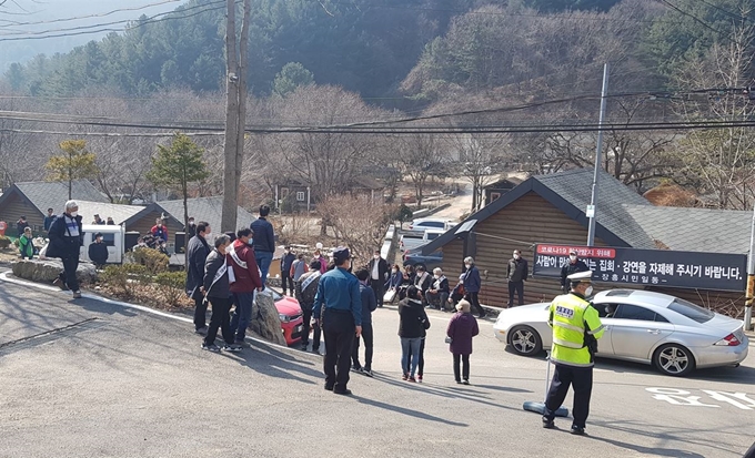 경기 양주시 장흥면 주민들이 지난 8일 마을에 위치한 하늘궁 앞에서 허경영 대표의 강의 중단을 요구하는 집회를 열고 있다. 양주시 제공