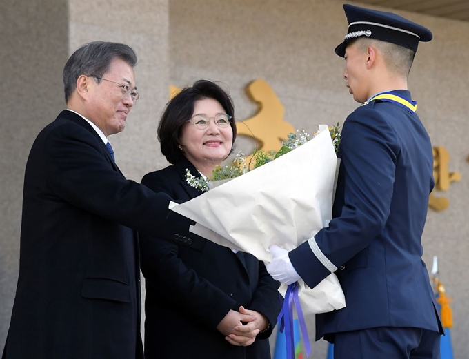 문재인 대통령 내외가 4일 충북 청주시 공군사관학교에서 열린 제68기 졸업 및 임관식에 참석해 성원우 소위에게 직접 꽃다발을 전달하고 있다. 청주=왕태석 선임기자