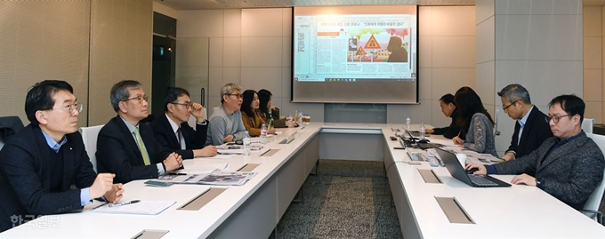 한국일보 독자권익위원회 위원들이 지난달 12일 서울 남대문로 한국일보 본사 18층 대회의실에서 본보 기사에 대해 토론하고 있다. 왼쪽부터 신성현 위원, 이민규 위원장, 우재욱 황동일 김혜원 이은기 위원. 홍인기 기자