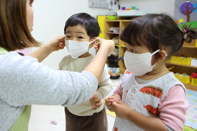 강원 인제의 한 어린이집에서 아이들이 아동용 마스크를 착용하고 있다. 인제=연합뉴스