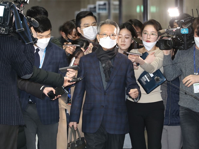 김형오 미래통합당 공천관리위원장이 12일 국회에서 열린 공천관리위원회 회의에 참석하기 위해 이동하며 질문받고 있다. 연합뉴스