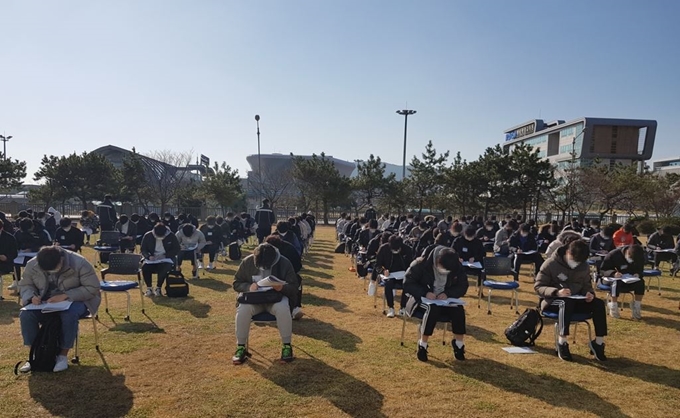 운동장에서 적성검사 치르는 의무경찰 지원자들. 남해해경청 제공