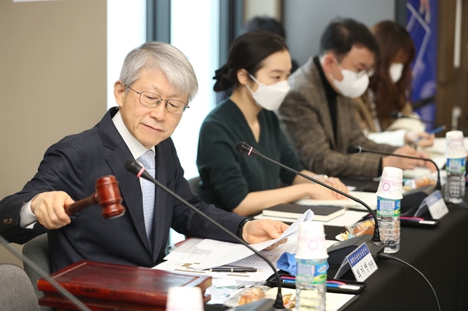 최기영 과학기술정보통신부 장관이 12일 오전 ICT 규제 샌드박스 1호로 선정된 서울 강남구 휴이노에서 '제8차 신기술 서비스 심의위원회'를 주재하며 의사봉을 두드리고 있다. 과학기술정보통신부 제공