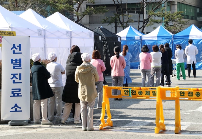 지난 6일 오전 경기도 성남시 분당제생병원에서 환자, 간호사, 간호조무사 등 8명이 신종 코로나바이러스 감염증(코로나19) 진단 검사에서 확진 판정을 받아 의료진 및 병원 관계자들이 검체 채취를 받기 위해 대기하고 있다. 뉴스1