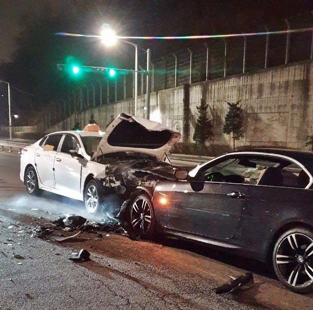 13일 0시 21분쯤 경기 부천시 원미동에서 BMW 차량이 중앙선을 넘어 마주오던 택시와 정면충돌했다. 이 사고로 택시운전기사가 숨졌다. 경기소방재난본부 제공