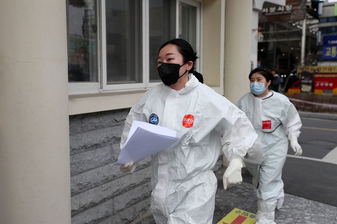 13일 오전 대구시 신종 코로나바이러스 감염증(코로나19) 지역거점병원인 계명대학교 대구동산병원에서 의료진이 분주히 움직이고 있다. 뉴스1