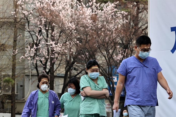 13일 오전 대구시 신종 코로나바이러스 감염증(코로나19) 지역거점병원인 계명대학교 대구동산병원에서 의료진이 근무교대하고 있다. 뉴스1