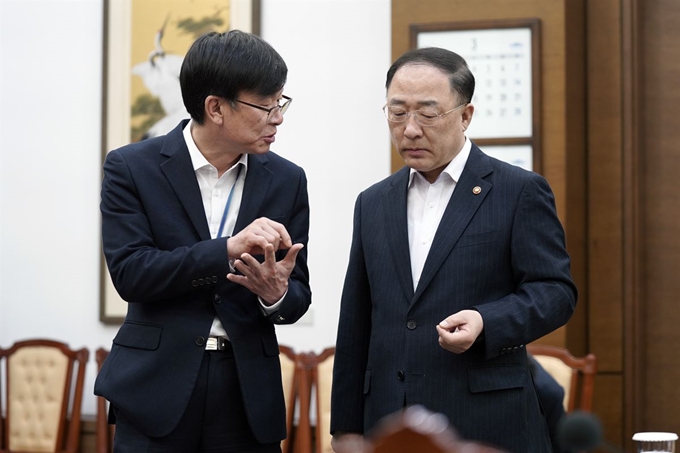 홍남기 경제부총리와 김상조 정책실장이 13일 오전 청와대 여민관에서 '경제·금융 상황 특별 점검회의' 전 대화하고 있다. 이날 회의에는 홍남기 경제부총리, 이주열 한은 총재, 성윤모 산자부 장관, 은성수 금융위원장 등이 참석했다. 청와대 제공