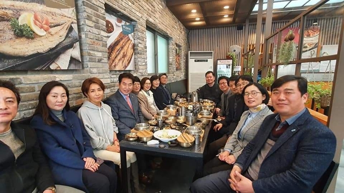 백군기(왼쪽줄 왼쪽에서 네번째) 경기 용인시장이 지난 6일 신종 코로나바이러스 감염증(코로나19) 확진자가 다녀간 기흥구 동백동에 있는 어화담생선구에서 점심식사 후 직원들과 기념 촬영을 하고 있다. 백군기 용인시장 폐이스북 캡처