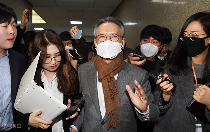 미래통합당 김형오 공천관리위원장이 13일 국회에서 위원장 사퇴 기자회견을 한 후 회의장을 나서고 있다. 오대근기자