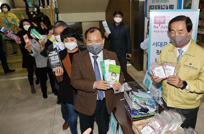 13일 오전 서울 서대문구청에서 문석진 서대문구청장(오른쪽)이 보건 마스크를 기부하는 직원들과 포즈를 취하고 있다. 구청 직원이 기부한 마스크는 취약계층에게 전달될 예정이다. 연합뉴스