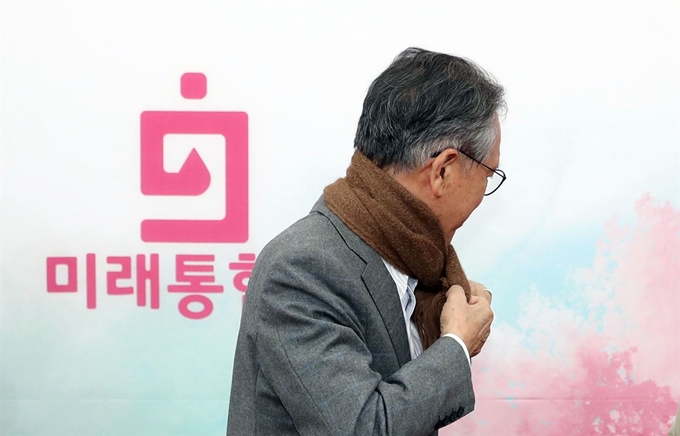 미래통합당 김형오 공천관리위원장이 13일 국회에서 열린 기자간담회에서 공관위원장 사퇴를 밝히고 회견장을 나서고 있다. 연합뉴스