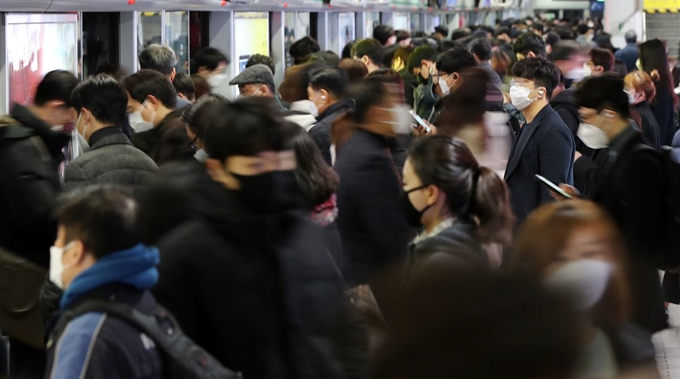 13일 오전 서울 지하철 2호선 강남역에서 마스크를 쓴 시민들이 출근을 위해 지하철에 승하차 하고 있다. 연합뉴스