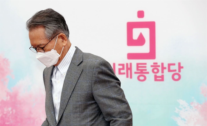 김형오 미래통합당 공천관리위원장이 13일 국회에서 열린 기자간담회에 참석하기 위해 입장하고 있다. 김 공관위원장은 이날 "모든 사태에 책임지고 공관위원장을 사퇴한다"고 밝혔다. 연합뉴스