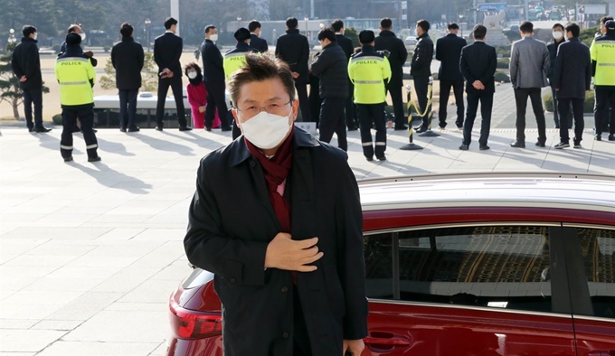 황교안 미래통합당 대표가 12일 서울 여의도 국회 계단에서 공천무효를 외치는 '미래통합당 부당공천 반대모임'의 미래통합당 국회의원 예비후보들의 앞을 지나고 있다. 뉴시스